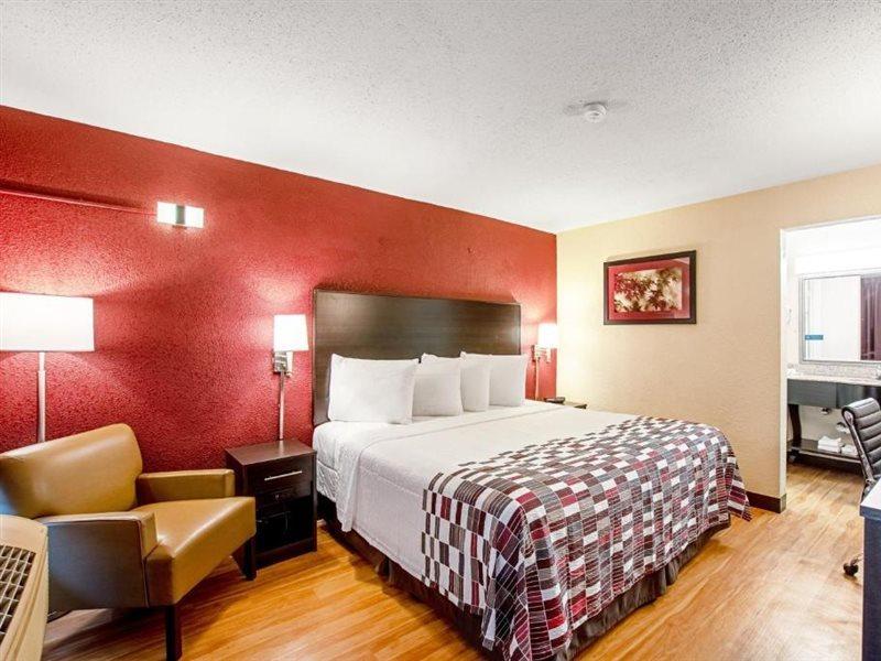 Motel Red Roof And 2*